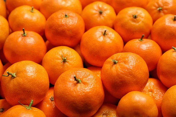 Вкусные свежие спелые сочные мандарины в качестве фона — стоковое фото