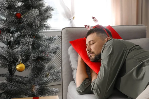 男は新年のパーティーの後に部屋でソファで寝て — ストック写真