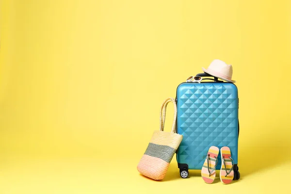 Maleta azul con accesorios de playa sobre fondo amarillo. Espacio — Foto de Stock