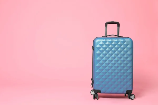 Elegante maleta azul sobre fondo rosa. Espacio para texto — Foto de Stock