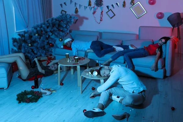 Amis Ivres Dormir Dans Chambre Désordonnée Après Fête Nouvel — Photo