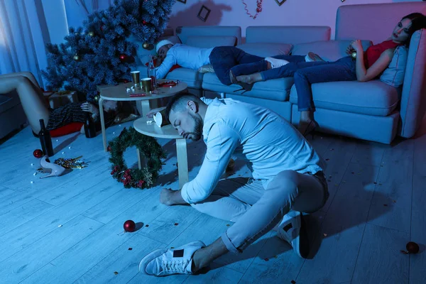 新年のパーティーの後に乱雑な部屋で寝ている友人 — ストック写真