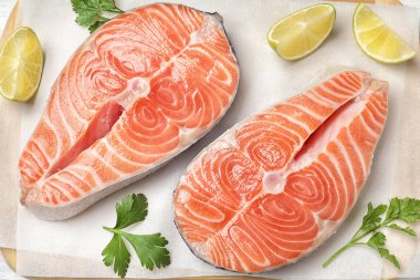 Maydanozlu taze çiğ somon ve parşömen üzerinde limon. F