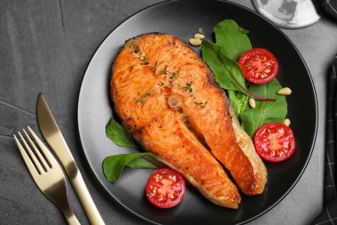 Gri masada servis edilen leziz kızarmış balık.