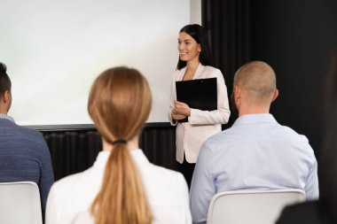 Toplantı odasındaki seminerde video projeksiyonlu iş adamları