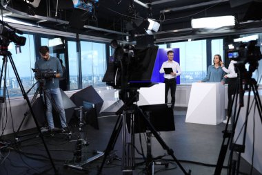 Sunucular, makyaj sanatçısı ve stüdyoda çalışan kamera operatörü. Haber yayını