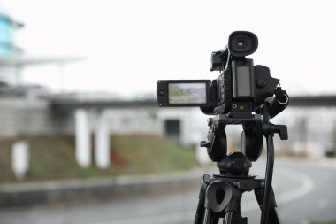 Profesyonel video kamera açık havada. Metin için boşluk