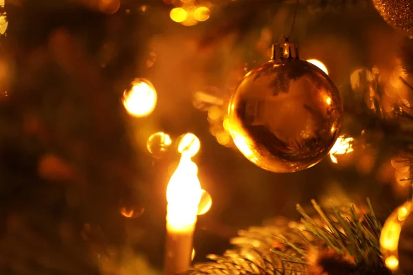 Detailní Pohled Krásně Zdobené Vánoční Stromeček Uvnitř — Stock fotografie