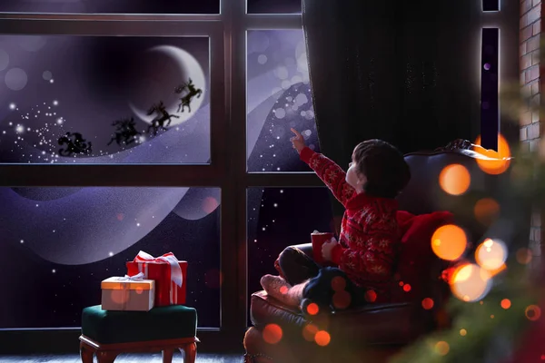 Lindo Niño Esperando Santa Claus Cerca Ventana Casa Vacaciones Navidad — Foto de Stock