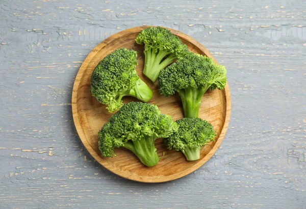 Färsk Grön Broccoli Träbord Ovanifrån — Stockfoto