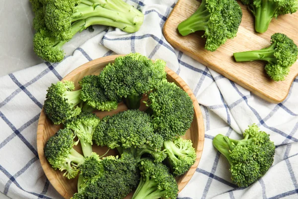 Brokoli Hijau Segar Atas Meja Berbaring Rata — Stok Foto