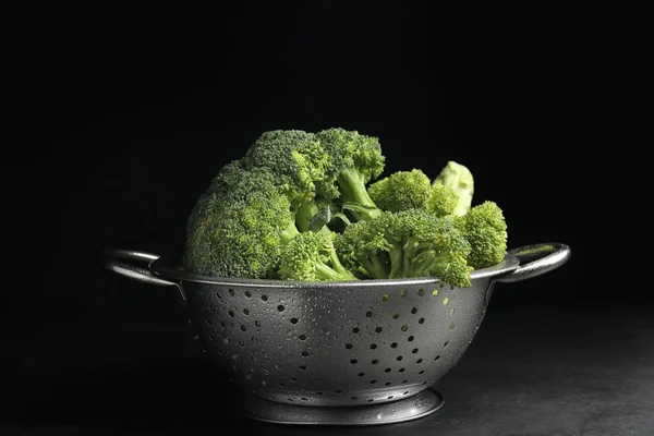 Brokoli Segar Yang Lezat Atas Meja Dengan Latar Belakang Hitam — Stok Foto