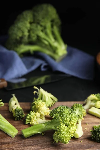 Raw Grön Broccoli Trä Skärbräda — Stockfoto