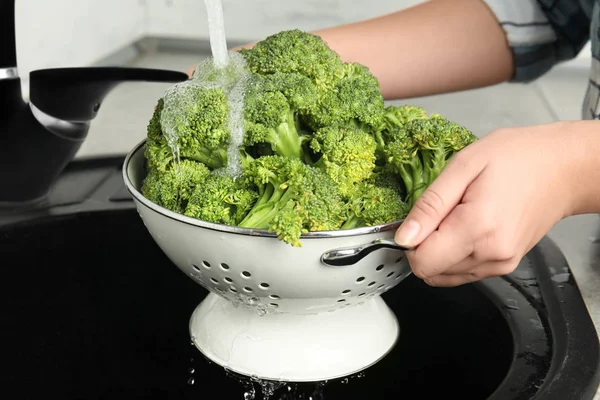 台所のシンクで新鮮な緑のブロッコリーを洗う女性 クローズアップ — ストック写真