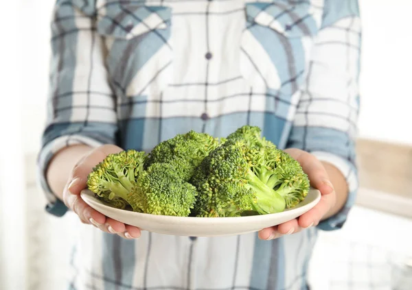 Woman Holding Plate Fresh Green Broccoli Kitchen Closeup — Stock Photo, Image
