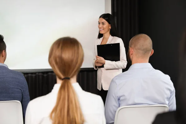 Biznesmeni Seminarium Sali Konferencyjnej Ekranem Projekcyjnym — Zdjęcie stockowe