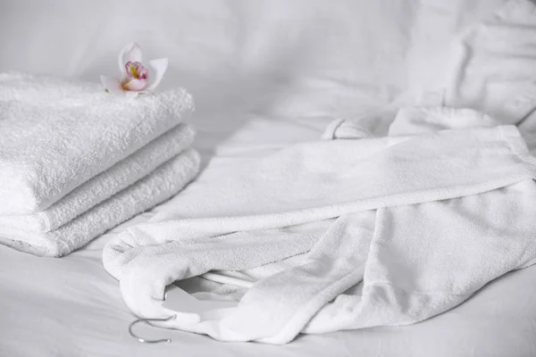 Sauberer Weicher Bademantel Und Handtücher Auf Dem Bett — Stockfoto