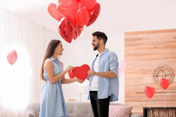 Schönes Paar Mit Herzförmigen Luftballons Wohnzimmer Valentinstag Feier — Stockfoto
