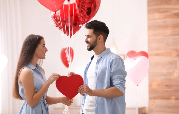 Schönes Paar Mit Herzförmigen Luftballons Wohnzimmer Valentinstag Feier — Stockfoto