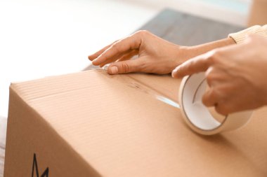 Masadaki paketleme kutusu, yakın plan. Taşınma günü