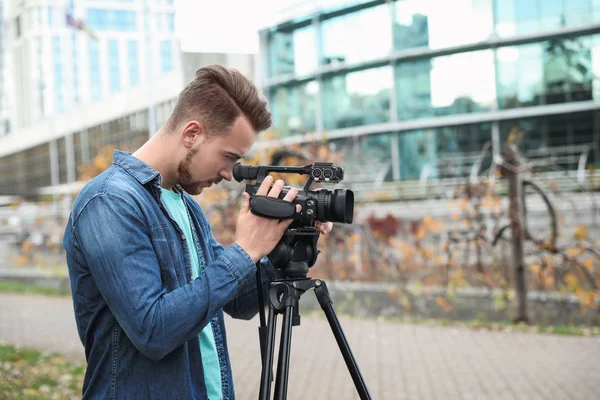 Operador Vídeo Com Câmera Trabalhando Rua Cidade — Fotografia de Stock