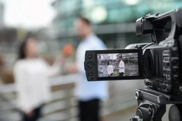 Ung Journalist Intervjua Man City Street Fokusera Kameravisning Plats För — Stockfoto