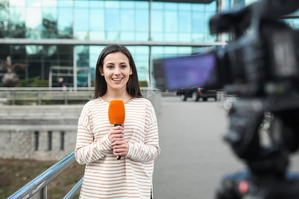 Jeune Journaliste Avec Microphone Travaillant Dans Rue Ville — Photo