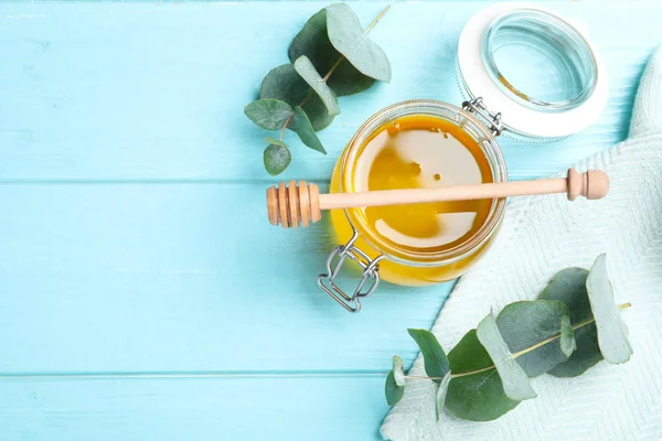 Flat lay composition with fresh honey on light blue wooden table — Stock Photo, Image