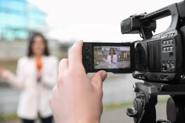 Молодой Журналист Видеооператор Работающий Городской Улице Фокусируется Дисплее Камеры — стоковое фото
