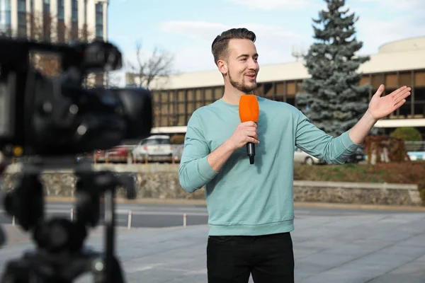 Jeune Journaliste Masculin Avec Microphone Travaillant Dans Rue Ville — Photo