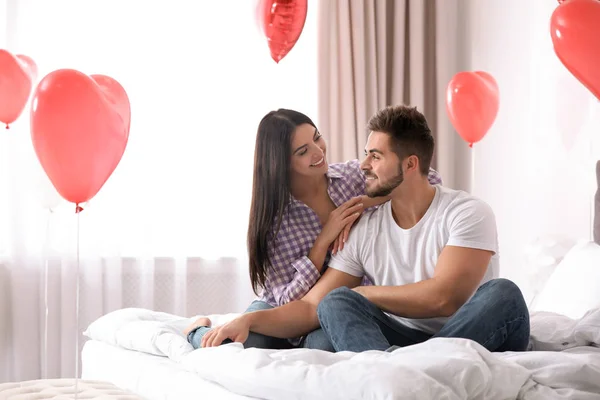 Preciosa Pareja Joven Dormitorio Decorado Con Globos Forma Corazón Celebración — Foto de Stock