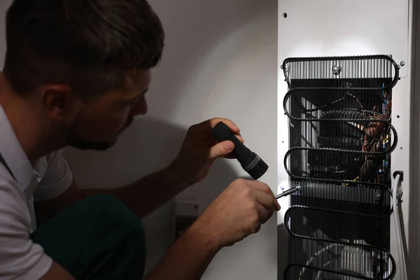 Electricista Profesional Con Linterna Que Fija Refrigerador Adentro —  Fotos de Stock