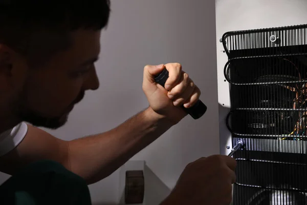 Elektriker Mit Taschenlampe Befestigung Kühlschrank Drinnen Nahaufnahme — Stockfoto