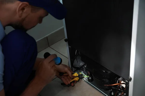 Electricista Con Linterna Que Fija Refrigerador Interior Primer Plano —  Fotos de Stock