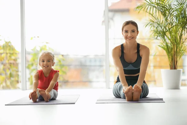 Mladá Žena Její Dcera Cvičí Uvnitř Home Fitness — Stock fotografie