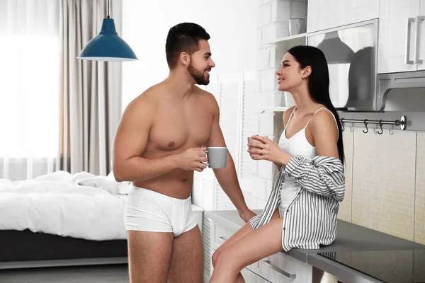 Jovem Casal Roupa Interior Branca Bebendo Café Casa — Fotografia de Stock