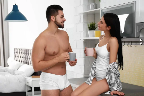 Junges Paar Weißer Unterwäsche Trinkt Hause Kaffee — Stockfoto