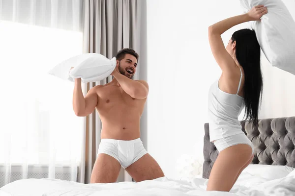 Jovem Casal Roupa Interior Branca Tendo Travesseiro Luta Cama Casa — Fotografia de Stock