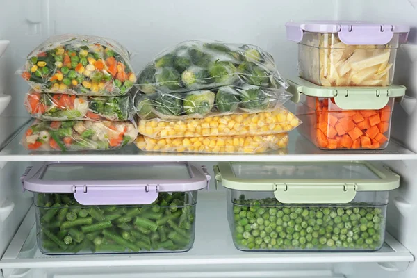 Bolsas Plástico Recipientes Con Diferentes Verduras Congeladas Nevera —  Fotos de Stock