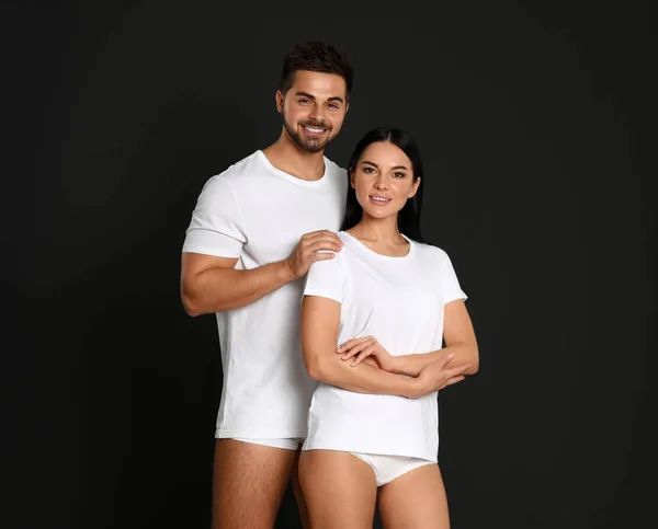 Pareja Joven Camisetas Blancas Ropa Interior Sobre Fondo Negro — Foto de Stock