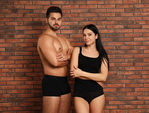 Pareja Joven Ropa Interior Negra Cerca Pared Ladrillo — Foto de Stock