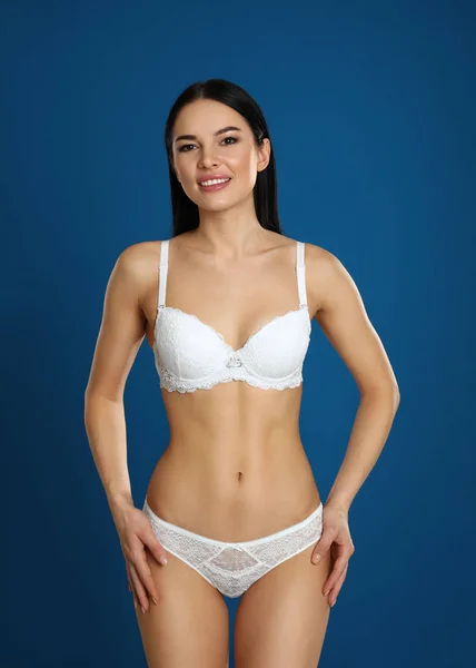 Vacker Ung Kvinna Vita Underkläder Blå Bakgrund — Stockfoto