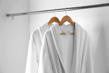 Dolapta asılı yumuşak, rahat bornozlar.