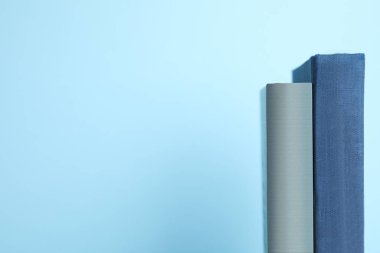 Açık mavi arkaplan üzerine eski kitaplar, metin için boşluk