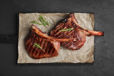 Siyah masada nefis biftekler, üst manzara.