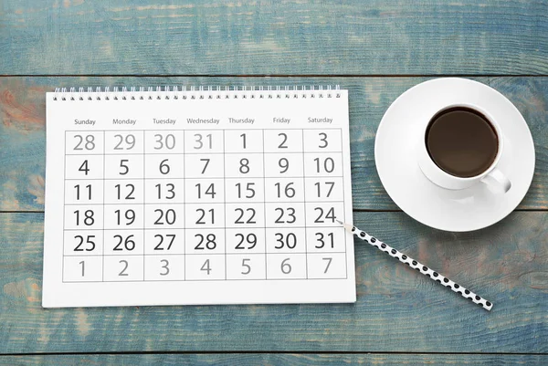 Composizione Posata Piatta Con Calendario Tazza Caffè Sul Tavolo Legno — Foto Stock