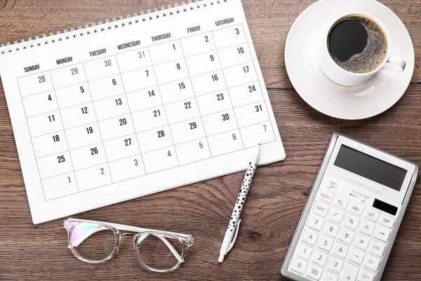 Composição Leigos Planos Com Calendário Xícara Café Mesa Madeira — Fotografia de Stock