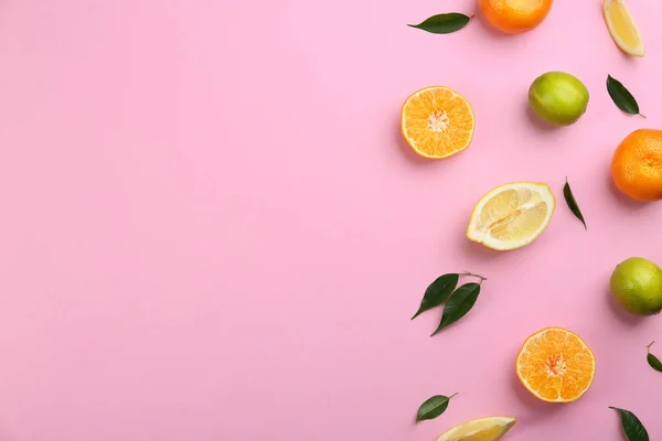 タンジェリンとピンクの背景に異なる柑橘類とフラットレイアウト組成 テキストのスペース — ストック写真