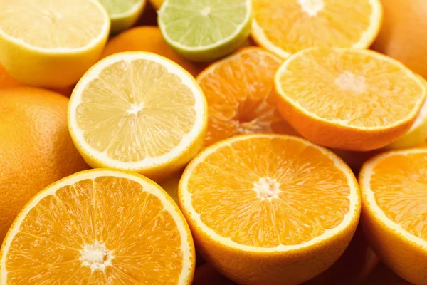 Крупним планом вид на різані мандарини, апельсини, лайм і лимон — стокове фото