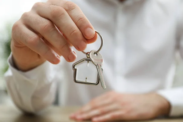 Agente Imobiliário Segurando Chave Casa Com Bugiganga Close — Fotografia de Stock